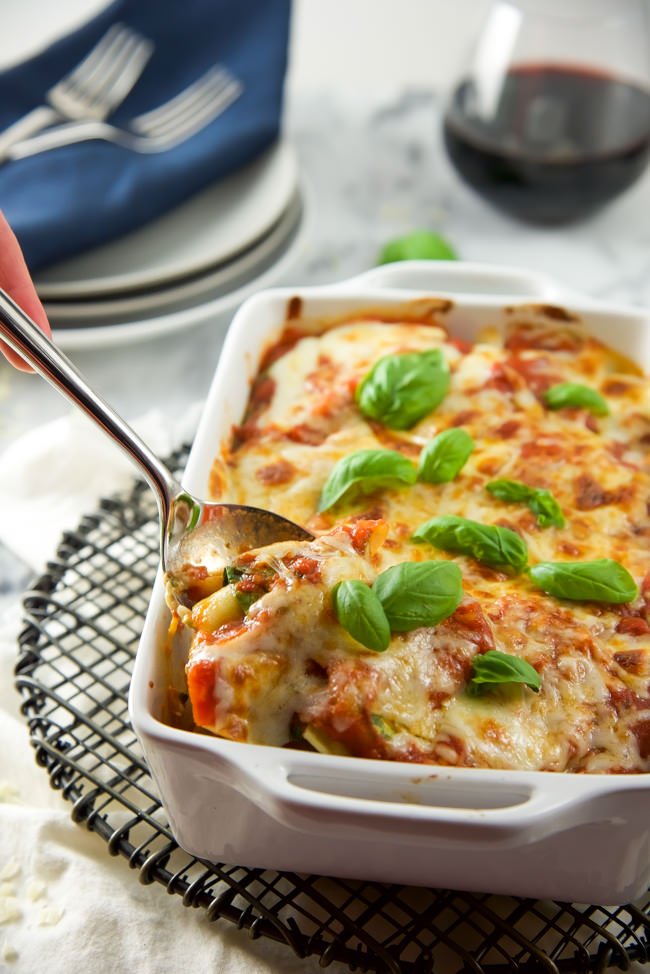 You will fall love with this 5 Ingredient Healthy Baked Ravioli Recipe! It is an easy family friendly dinner idea that can be on your table in 30 minutes! It holds well so it is an easy healthy recipe for new moms or to meal prep for the week! #pasta #bakedpasta #ravioli #familyfriendlyrecipes #budgetfriendlyrecipes 