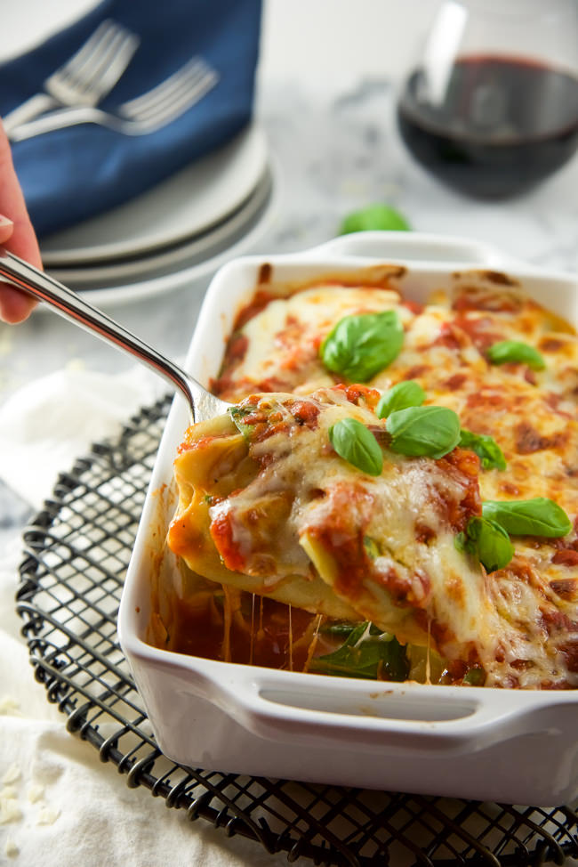 You will fall love with this 5 Ingredient Healthy Baked Ravioli Recipe! It is an easy family friendly dinner idea that can be on your table in 30 minutes! It holds well so it is an easy healthy recipe for new moms or to meal prep for the week! #pasta #bakedpasta #ravioli #familyfriendlyrecipes #budgetfriendlyrecipes 
