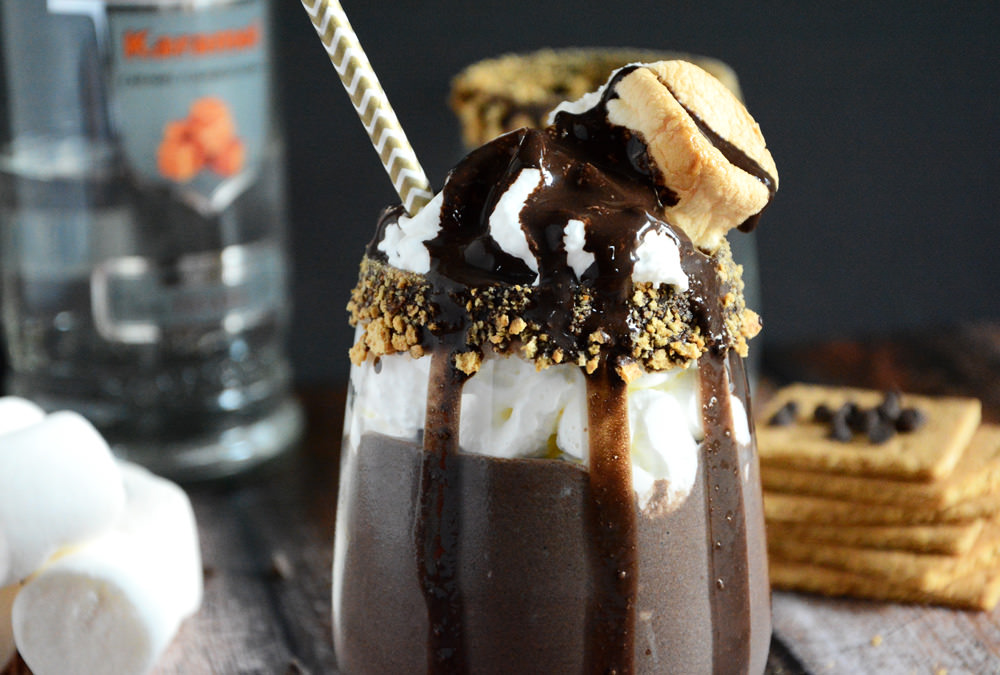 An adult s'mores milkshake updates the campfire favorite but in a dessert cocktail form! Toasted marshmallows, caramel vodka & a chocolate drizzle make this a rich and creamy treat! 