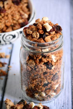 White & Chocolate Cranberry Quinoa Granola | The Housewife in Training Files