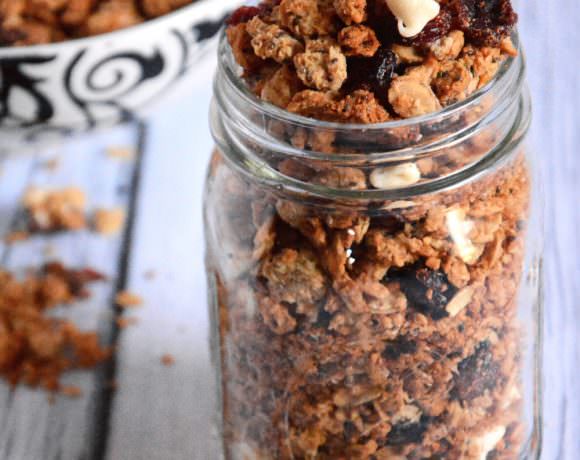 White & Chocolate Cranberry Quinoa Granola | The Housewife in Training Files