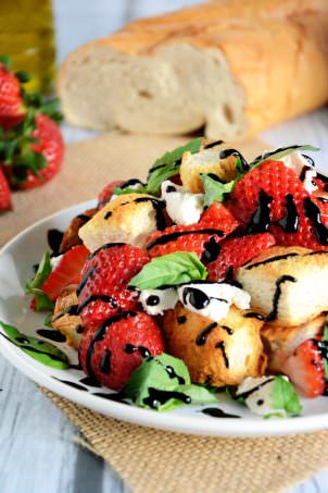 Honey & Strawberry Panzanella Salad | The Housewife in Training Files