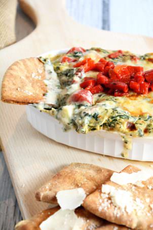 Roasted Garlic Spinach & Artichoke Dip with Garlic Pita Chips | The Housewife in Training Files