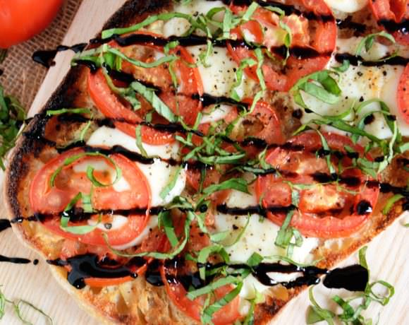 Roasted Garlic Caprese Flatbread | The Housewife in Training FIles