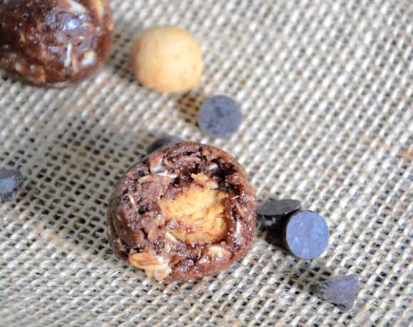 Chocolate Peanut Butter Cup Protein Bites | Curb any chocolate penaut butter cup craving with these protein bites that are healthy and come together in a jiffy! #chocolate #peanutbutter #proteinbites #healthy #glutenfree
