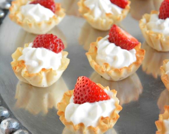 {5 Ingredient} Strawberries and Cream Tarts | A guilt free, no bake dessert with vanilla greek yogurt custard, phyllo cups & strawberries!
