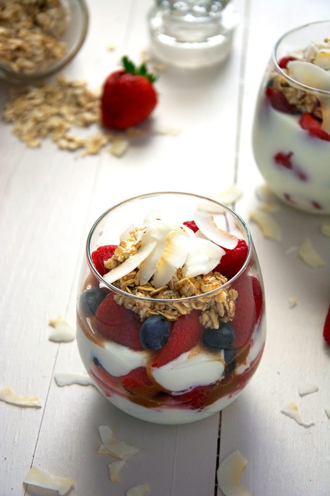 Maple Cinnamon Oats and Vanilla Greek Yogurt Parfaits with Fresh Fruit | #healthy, #breakfast #yogurt #parfait
