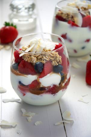 Maple Cinnamon Oats and Vanilla Greek Yogurt Parfaits with Fresh Fruit | #healthy, #breakfast #yogurt #parfait