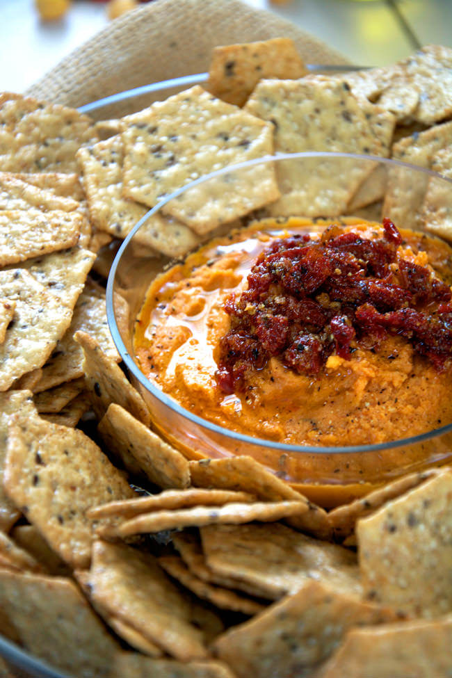 Sun Dried Tomato & Roasted Garlic Hummus | An ultra silky hummus that comes together in moments! #hummus #healthy #glutenfree