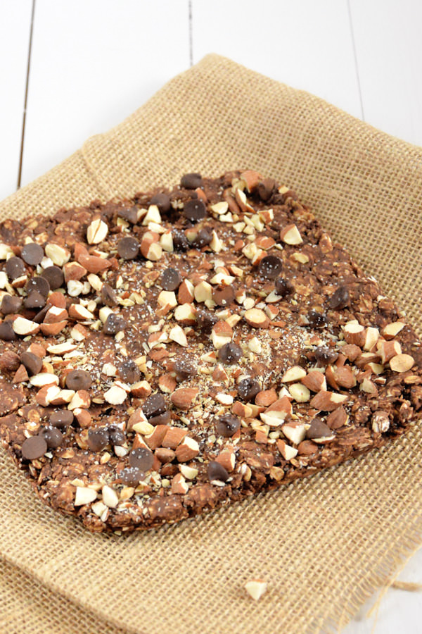 A homemade granola bar filled with double chocolate, cinnamon and chia seeds! No need to buy store bought as these descendant chocolate granola bars are ready in under 30 minutes! #healthy #granolabar #glutenfree