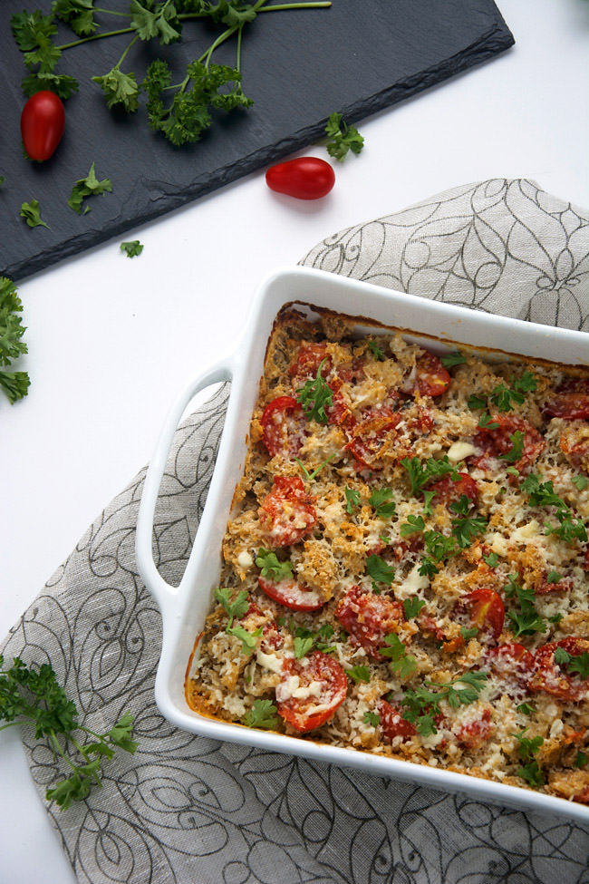 Double Cheese White Pizza Quinoa Bake have all the flavors of a pizza - parmesan, mozzarella and cherry tomatoes - mixed with quinoa and tossed in a cheesy cream sauce for a simple & healthy white pizza makeover! 