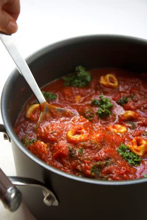 A creamy and rich tomato soup with kale and tortellini, made in only 15 minutes! Pure comfort food in no time! #tomatosoup #soup #tortellini #pasta
