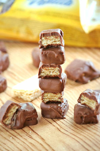 15 {Healthier} Homemade candy bars and treats are simple to make and taste just as delicious as your favorite store bought sweet! Everything from nutty Reese's cups to festive Oreo's, you are able to get in your kitchen and make your own favorite desserts, anytime of the year! #homemadecandy #desserts #chocolate