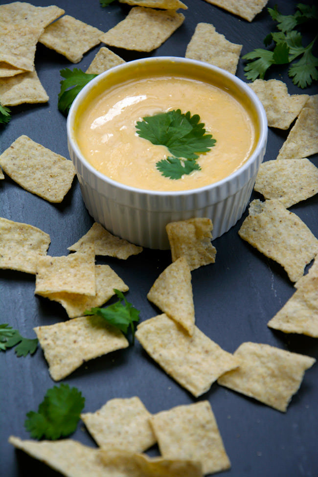 Flavorful skinny queso dip made with american cheese, almond milk and greek yogurt to provide extra creaminess but with fraction of the fat! A creamy and healthy spin on the classic mexican dip! 