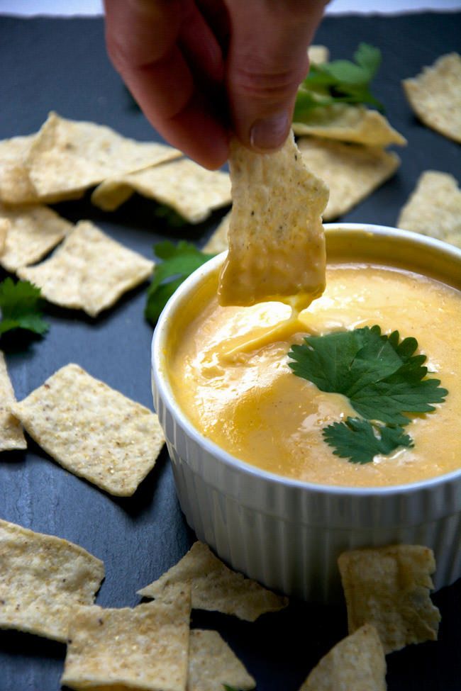 Flavorful skinny queso dip made with american cheese, almond milk and greek yogurt to provide extra creaminess but with fraction of the fat! A creamy and healthy spin on the classic mexican dip! 