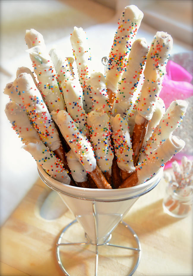 Cake batter & white chocolate dipped pretzels make a fun birthday treat! Sweet, salty and completely irresistible! #dessert #easy #funfetti #chocolatedippedpretzels