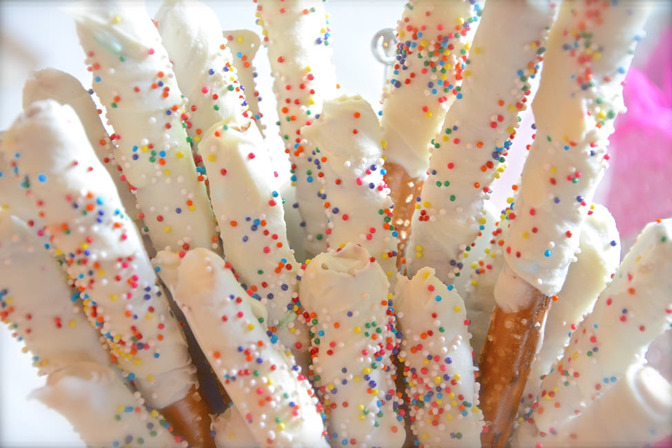 Cake batter & white chocolate dipped pretzels make a fun birthday treat! Sweet, salty and completely irresistible! #dessert #easy #funfetti #chocolatedippedpretzels