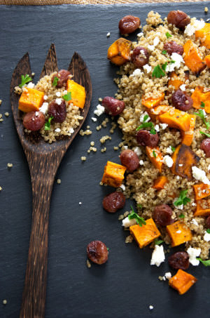 A delicous and flavorful quinoa salad made of caramelized butternut squash, smoked almonds, creamy goat cheese and roasted grapes! Make ahead and store in the fridge until ready to serve!