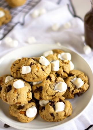 Best of both worlds in this sweet and salty treat! Marshmallow Chocolate Chip Cookie is chewy, chocoately and made healthier with coconut oil!