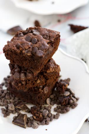 With only one bowl and three types of chocolate, these Healthier Triple Chocolate Fudge Brownies are the pure bliss! #chocolate #healthy #dessert #brownies
