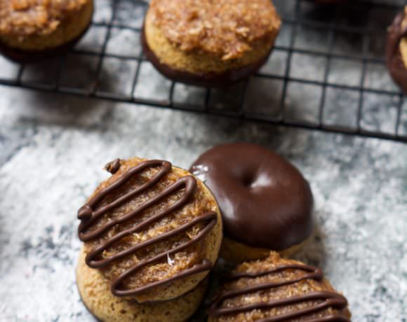 Who wouldn't want dessert for breakfast with these Girl Scout Cookie inspired donuts?! Mini Baked Samoa Donuts with a 5 Minute Caramel sauce are a whipped together in a single bowl, full of chocolate, a tender vanilla donut and topped with toasted coconut and a healthy caramel sauce!