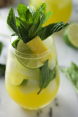 Skinny Sparkling Mint Pineapple Lemonade is light, refreshing and filled with fruity flavors!
