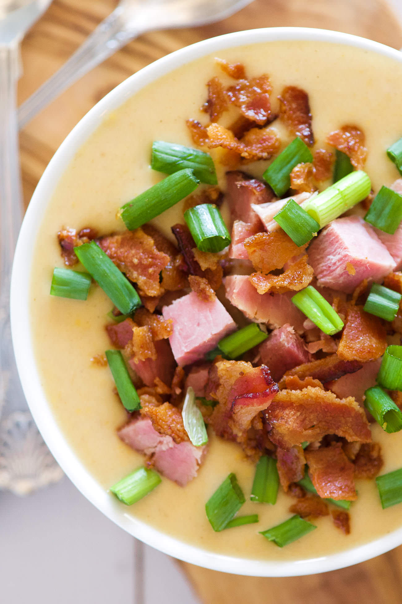 For those cheese and beer lovers - this Ham and White Cheddar Beer Cheese Soup is delicious creamy and full of flavor thanks to two types of cheese, beer, ham and bacon!