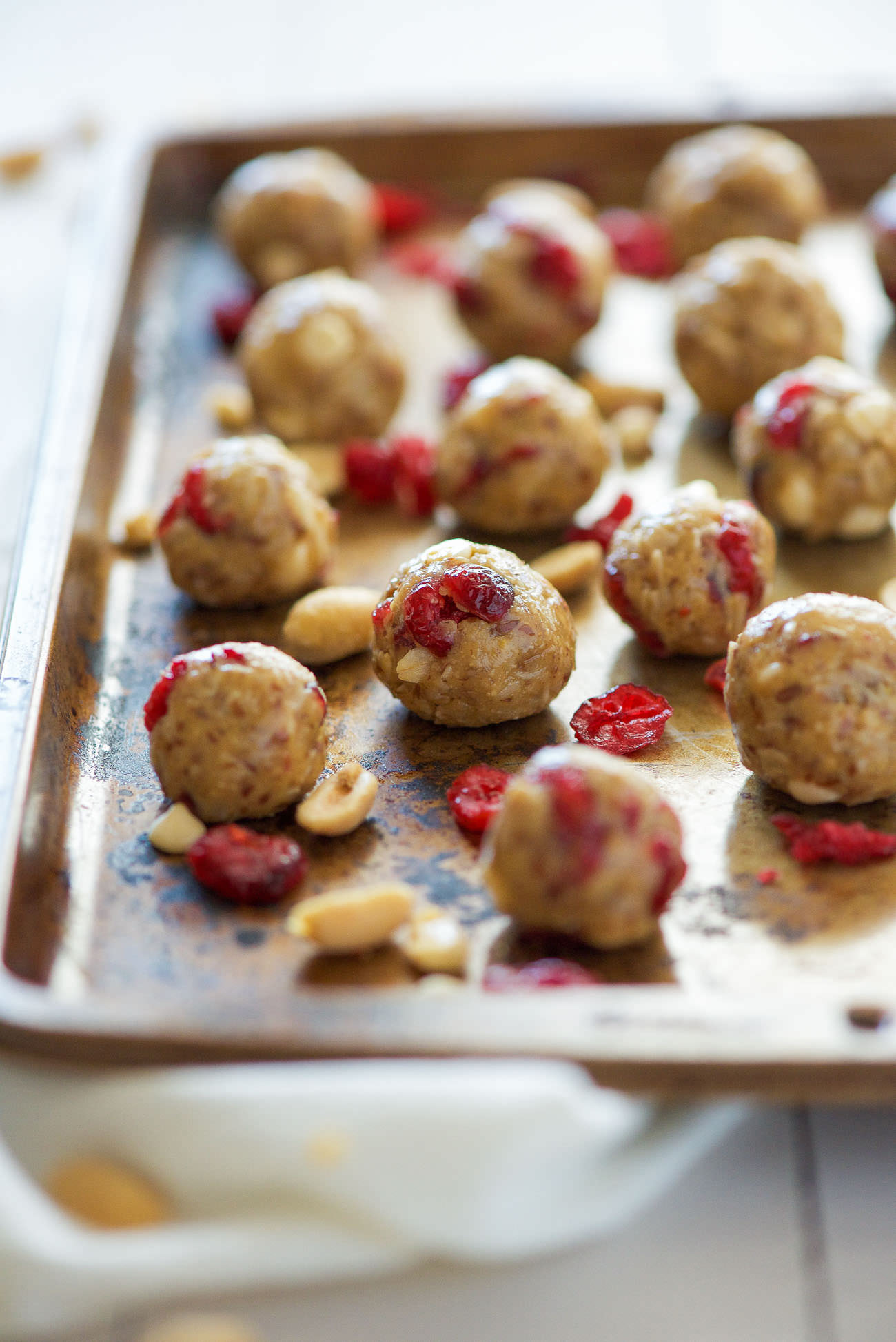 Cranberry White Chocolate Energy Bites are highly addicting and could pass as a healthy dessert! Tart cranberries mixed with white chocolate, oats, cinnamon and honey for a wholesome snack!