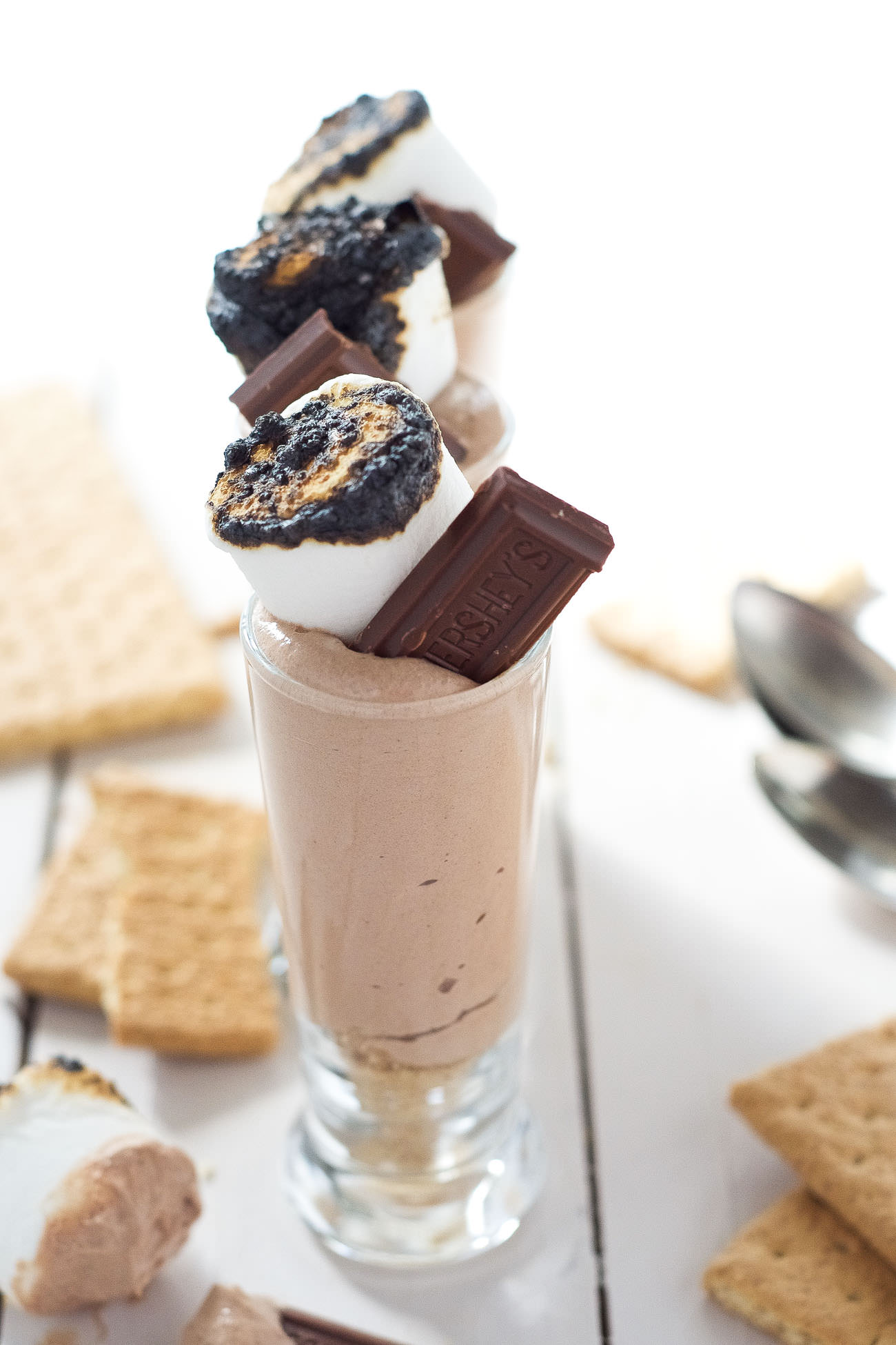 You will fall in love with this No Bake smores cheesecake! They are a simple dessert that is filled chocolate cheesecake, graham crackers and topped with a toasted marshmallow! A dessert you will have no idea is under 150 calories!