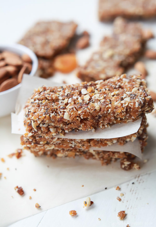 No Bake Apricot Almond Energy Bars – a great quick, easy and healthy snack option for a mid-day boost or post-workout snack.