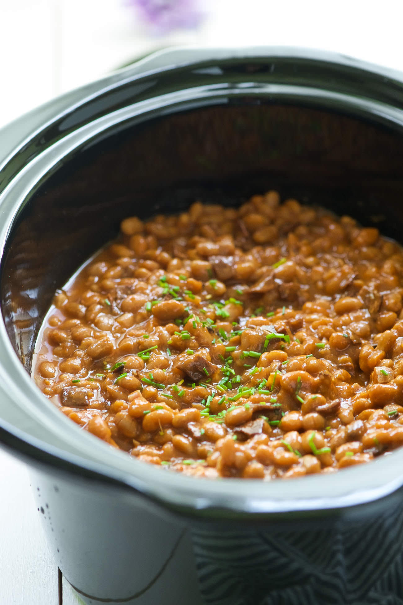 These Slow Cooker Healthy Maple Bacon Baked Beans are a barbeque, get together must have! A healthy twist on the classic bacon baked beans with maple, that allows your slow cooker do all the work. 
